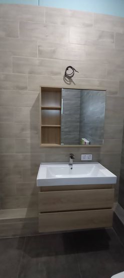 Проведена замена кранбуксы в смесителе. Демонтированы старые детали, установлены новые элементы, проверена герметичность соединений, восстановлена функциональность устройства.