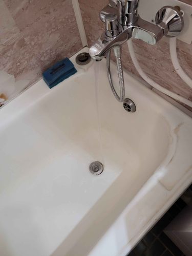 Завершена установка новых эксцентриков, обеспечивающих надежное соединение смесителя с водопроводом. Проверена герметичность, вода течет без утечек, система функционирует исправно.