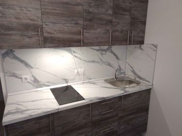 Установлены шкафы, смонтирована столешница, врезана мойка, подключена варочная панель, закреплены фасады, установлены ручки, выполнен монтаж фартука.