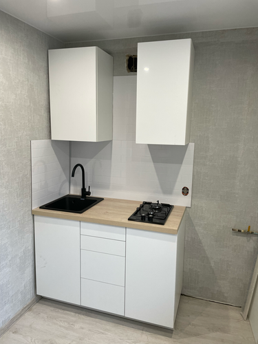 Установлены шкафы, прикреплена столешница, вмонтирована мойка, подключена варочная панель, закреплены фасады, проведены коммуникации, завершены отделочные работы, обеспечена функциональность.