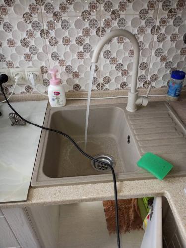 Проведена очистка трубопровода в доме с использованием специализированного оборудования. Устранены препятствия, восстановлен нормальный поток жидкости, обеспечена бесперебойная работа системы.