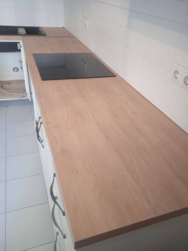 Обновлены дверцы шкафов, установлены новые ручки, заменены панели. Обновлённый облик кухни с современными материалами и улучшенной функциональностью. Завершённый проект радует глаз.