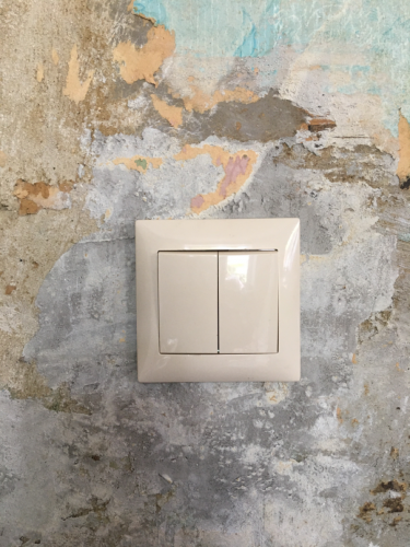 Установлен новый электрический элемент на стене. Проводка подключена, проверена безопасность и функциональность. Завершена замена старого устройства на современное.