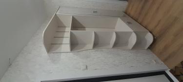 Установлена мебель с полками, шкафом и вешалкой. Все элементы надежно закреплены, обеспечивая функциональность и удобство использования. Компактная конструкция гармонично вписывается в интерьер.