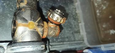 Установлена распределительная система, соединены трубы, закреплены фитинги, проверена герметичность, устранены протечки, обеспечено равномерное распределение потока.