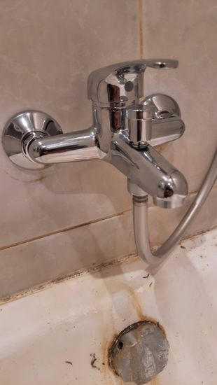 Заменена кранбукса в смесителе, обеспечив герметичность и плавное функционирование. Устранены протечки, восстановлена надежность водоподачи. Обновленный элемент гарантирует долговечность.