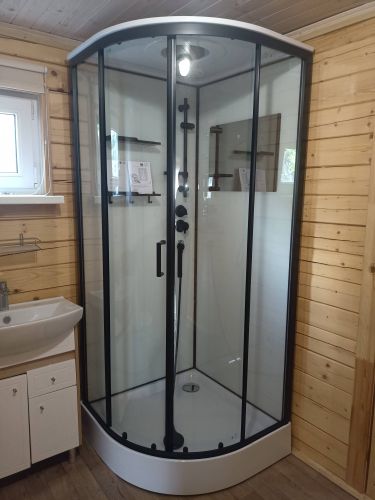 Установлена современная кабина с функцией гидромассажа: подключены водопровод и электричество, герметично закреплены панели, проверена работа системы, обеспечена надежная фиксация.