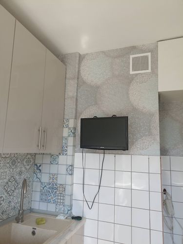 На стенах кухни аккуратно наклеен стеклохолст с узором, создающим современный вид. Поверхность ровная, без видимых дефектов, гармонично сочетается с плиткой и мебелью.