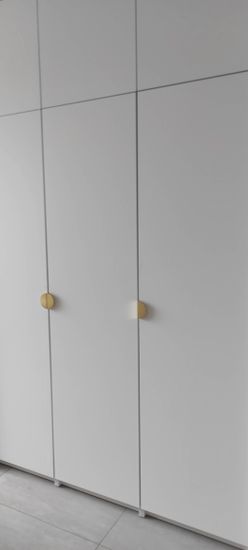 На стене закреплена полка, выровненная по уровню. Использованы крепежи для надежности. Завершено сверление, монтаж завершен аккуратно. Полка готова к использованию.