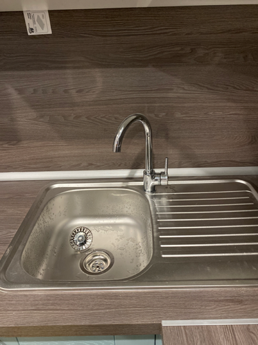 Отшлифованы и подогнаны панели для кухонного гарнитура. Установлены элементы с точными размерами, обеспечивающими идеальное прилегание и функциональность. Завершена сборка.