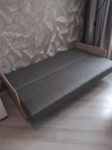 Собран диван: установлены боковины, закреплены спинки, уложены подушки. Все элементы соединены, конструкция устойчива. Ткань натянута, поверхность ровная. Работа завершена.