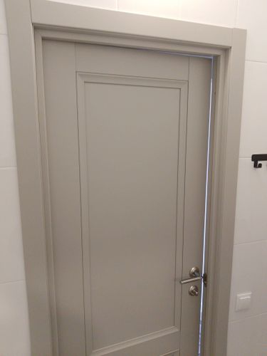 Установлены доборы на межкомнатную дверь, обеспечивая аккуратное обрамление проема. Завершено оформление, создающее гармоничный вид и плавный переход между стеной и дверью.