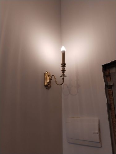 Установлен новый светильник, подключены провода, проверена работоспособность, закреплено крепление, заменена лампа, проверено освещение, завершены монтажные работы.