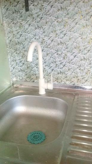 Установлен новый кран на кухонной раковине, заменены старые детали, проверена герметичность соединений, обеспечена плавная работа рычага, устранены протечки, обновлен внешний вид.