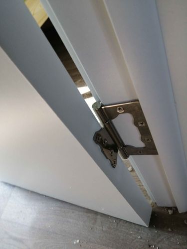 Установлен новый замок в деревянную дверь, выполнена точная разметка, вырезано отверстие, закреплены детали, проверена работоспособность, обеспечена надежная фиксация и плавное закрытие.