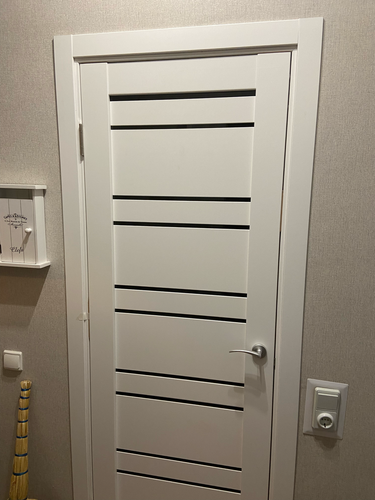 Установлены дополнительные элементы вокруг двери, обеспечивающие завершённый вид и гармоничное сочетание с интерьером. Работа выполнена аккуратно, все детали подогнаны точно.