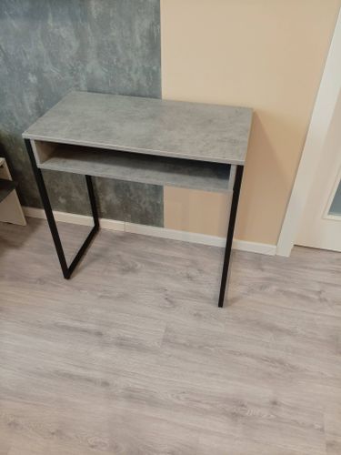 Собрана компактная тумба с выдвижными ящиками. Установлены прочные ножки, закреплена столешница, проверена устойчивость конструкции. Все элементы надежно зафиксированы, готово к использованию.