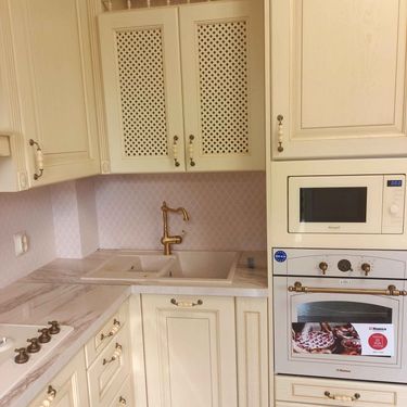 Установлены шкафы, закреплены дверцы, смонтирована столешница, подключены раковина и техника. Проведены работы по сборке и установке кухонного гарнитура с учетом всех деталей и элементов.