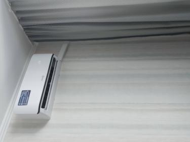 Изображение показывает кондиционер на стене. Выполнена очистка фильтров, заправка хладагентом, устранение утечек, проверка электрических соединений, восстановление функциональности устройства.