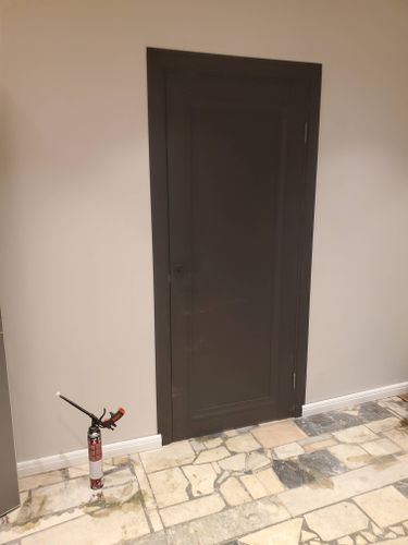 Установлена новая дверь, закреплены петли, отрегулирована фурнитура, обеспечена плавная работа. Проведены отделочные работы, зазоры устранены, поверхность очищена.