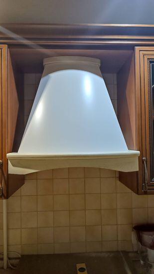 Установлен кухонный вытяжной зонт, закреплённый между шкафами. Подключены воздуховоды и электричество, обеспечена надежная фиксация и герметичность соединений.