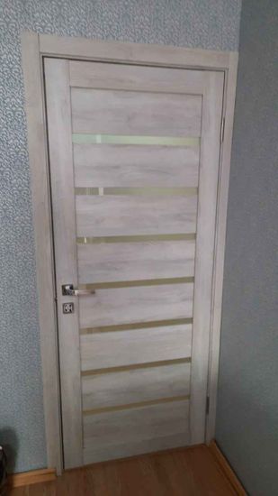 Установлены доборы на межкомнатную дверь, обеспечивая плавный переход между стеной и дверной коробкой. Завершено оформление проема, добавлена декоративная отделка для гармоничного вида.