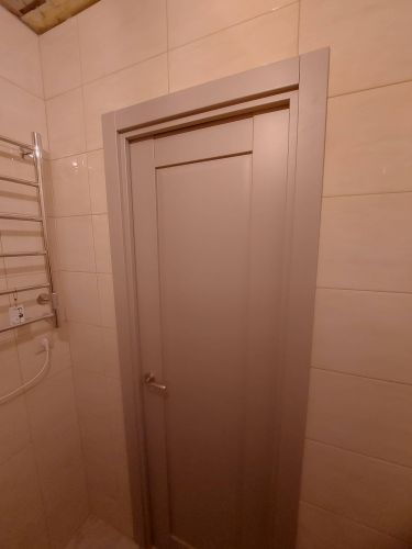 Установлена складная конструкция, закреплены направляющие, отрегулированы петли, проверена плавность движения, зафиксированы элементы, обеспечена герметичность и звукоизоляция.