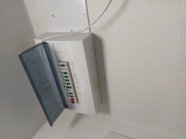 Электрический щиток установлен, подключены провода, проверена работоспособность, обеспечена безопасность системы, закрыта крышка, завершен монтаж, выполнено тестирование, обеспечена защита.