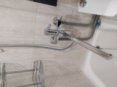 Установлен новый кран в ванной комнате. Проведена замена старого оборудования, подключены трубы, проверена герметичность соединений, отрегулирован напор воды, выполнена чистовая отделка.