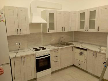 Установлены шкафы, закреплены фасады, смонтирована столешница, подключена техника, установлена раковина, смеситель. Завершена сборка и настройка всех элементов.