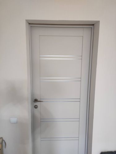 Установлена новая створка, закреплены петли, врезан замок, прикреплена ручка, отрегулирована коробка, проверена плавность открывания, завершена отделка откосов, выполнена чистовая работа.