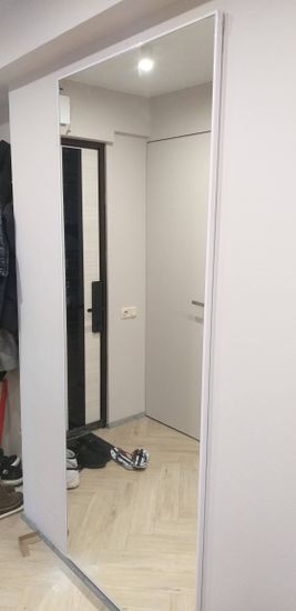 Завершено крепление зеркала на стену в прихожей. Использованы надежные крепежи для устойчивости. Повер хность ровная, без дефектов. Работа выполнена аккуратно, с учетом всех требований.