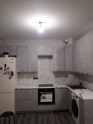 Выполнена установка новых кухонных панелей, точно подогнанных по размеру. Обновлённый интерьер с современными фасадами, гармонично вписанными в общий стиль помещения.