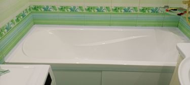 Установлена новая акриловая ванна, подключены коммуникации, герметизация швов, проверена устойчивость, выполнена отделка примыканий к стенам, обеспечена надежная фиксация.