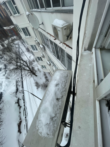 Изображение показывает завершенный ремонт: устранение неисправностей, очистка внешнего блока от снега, проверка кабелей и креплений, восстановление функциональности системы охлаждения.