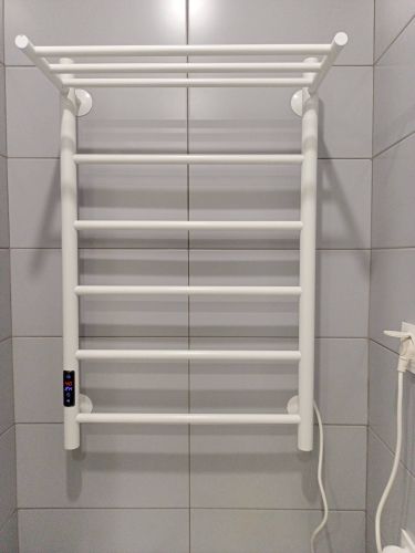 Закреплен прибор на стене, подключен к электросети, проверена работоспособность, обеспечена безопасность, выполнено аккуратно, соблюдены все технические нормы, завершено подключение.