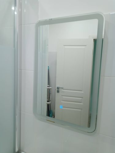 Установлен шкаф с зеркалом в ванной комнате. Закреплен на стене, проверена надежность креплений, выровнен по уровню. Завершена чистовая отделка, убраны следы монтажа.