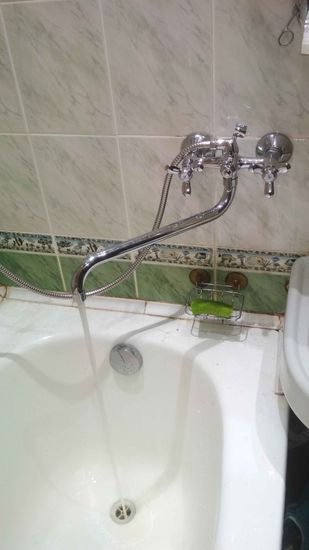 Установлено новое водопроводное оборудование в ванной, подключены трубы, проверена герметичность соединений, обеспечена подача воды, выполнен монтаж на стену, проверена функциональность.