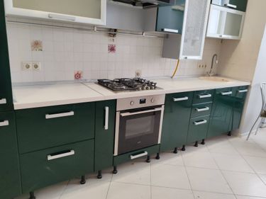 Установлена новая столешница из ДСП, подогнаны края, закреплены крепления, вырезаны отверстия для мойки и плиты, поверхность выровнена, швы герметизированы, обеспечена устойчивость конструкции.