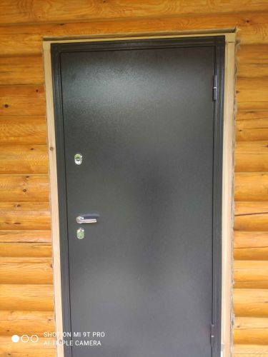 Установлена новая металлическая дверь, заменены замки, отрегулированы петли, обновлена коробка, улучшена звукоизоляция, проверена герметичность, устранены дефекты, выполнена отделка.