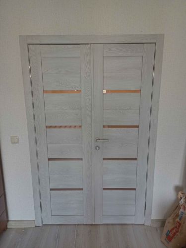 Установлены двустворчатые двери: закреплены петли, врезаны замки, отрегулированы створки, выполнена отделка проема, обеспечена плавная работа, проверена надежность конструкции.