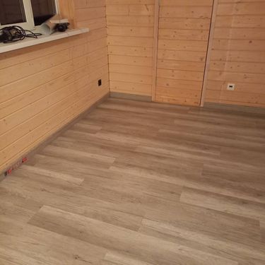 Полностью обновлено напольное покрытие: уложены новые панели, тщательно подогнаны стыки, установлены плинтусы, обеспечена ровная поверхность, завершены отделочные работы.