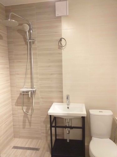 Установлено новое сантехническое оборудование, подключены коммуникации, проверена герметичность соединений, произведена очистка рабочей зоны. Завершено обновление интерьера санузла.