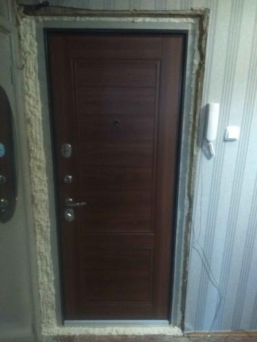 Проведена установка двери: закреплена рама, вставлено полотно, выполнена герметизация швов монтажной пеной, проверена работа замков и петель, обеспечена надежная фиксация конструкции.