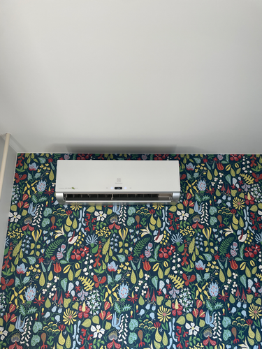 Выполнена очистка фильтров, устранение пыли внутри устройства, проверка дренажной системы, дезинфекция поверхностей, проверка работы, восстановление эффективности охлаждения.