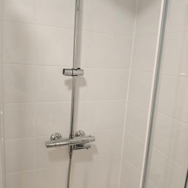 Сборка и навеска зеркального шкафа в ванной комнате