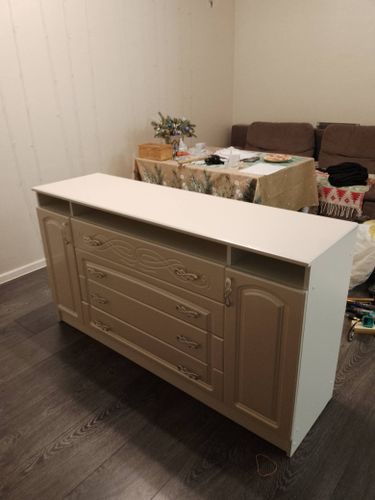 Собрано изделие с ящиками и дверцами, установлены ручки, закреплены панели, выровнены элементы, проверена устойчивость, обеспечена функциональность, завершена сборка, выполнена проверка качества.