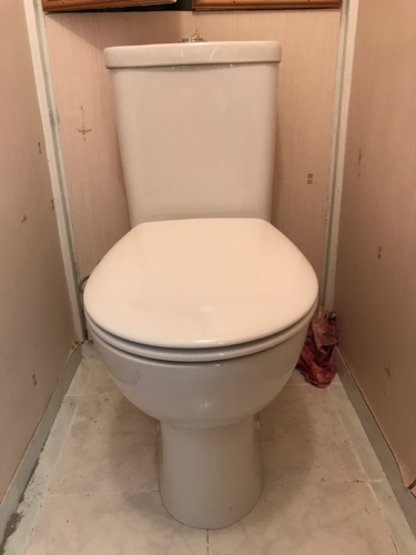 Установлен новый напольный унитаз, подключены коммуникации, проверена герметичность соединений. Проведена регулировка бачка, выполнена чистовая отделка вокруг основания.