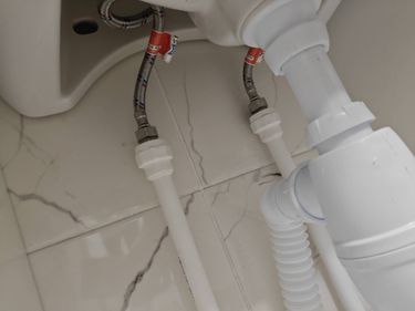 Установка смесителя (на готовые коммуникации)