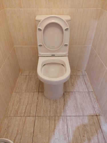 Изображение показывает завершённую работу по герметизации: швы ванной комнаты аккуратно обработаны, предотвращая протечки и обеспечивая долговечность. Все поверхности выглядят чистыми и ухоженными.